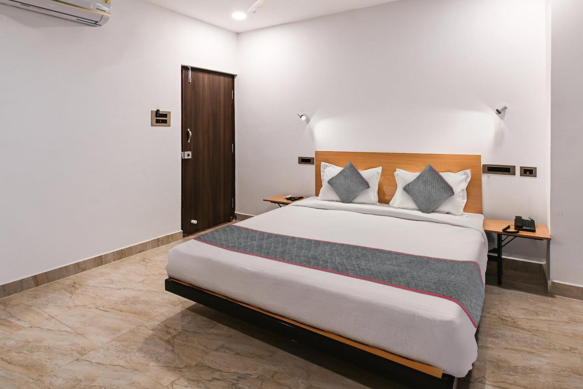 Super Townhouse De Alphabet Karmanghat Hyderabad Exteriör bild