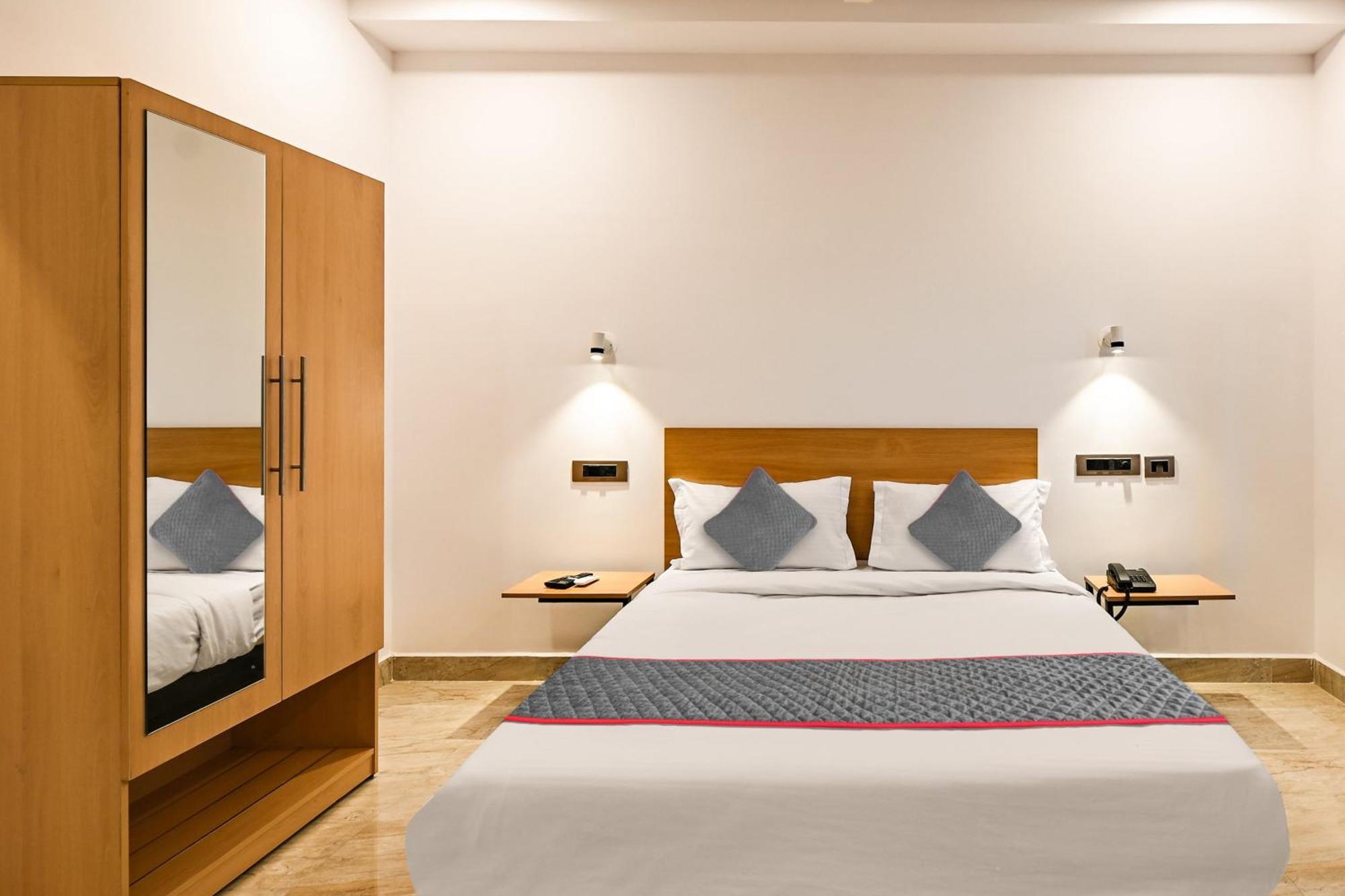 Super Townhouse De Alphabet Karmanghat Hyderabad Exteriör bild